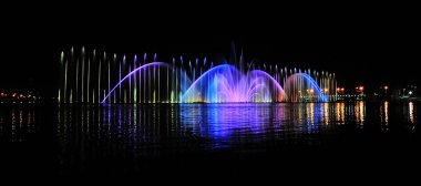 kırmızı, mavi ve gree gece inanılmaz dans eden çeşme aydınlatılmış