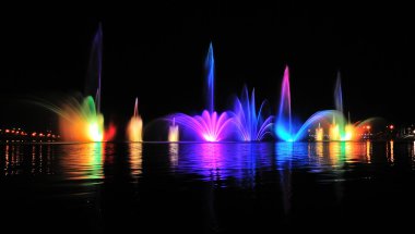 kırmızı, mavi ve gree gece inanılmaz dans eden çeşme aydınlatılmış