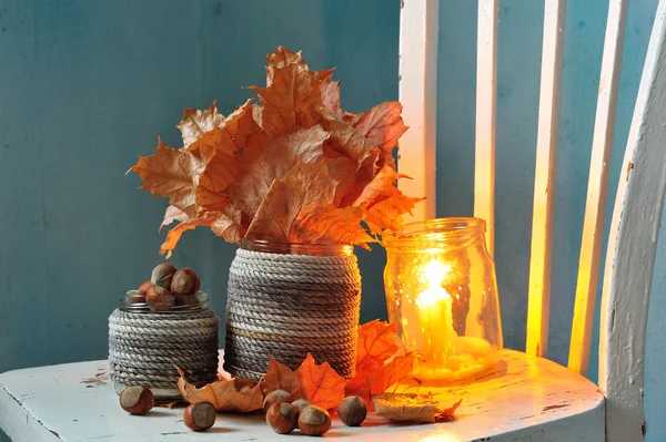 Decoración de otoño. Hojas de arce. Avellana. Velas — Foto de Stock