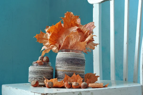 Decoración de otoño. Hojas de arce. Avellana . —  Fotos de Stock