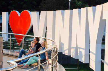 Mutlu aile akşam yürüyüş