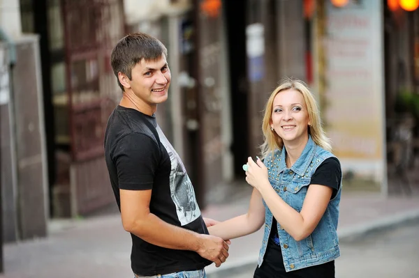 Pareja cariñosa en un paseo por las calles de la ciudad — Foto de Stock