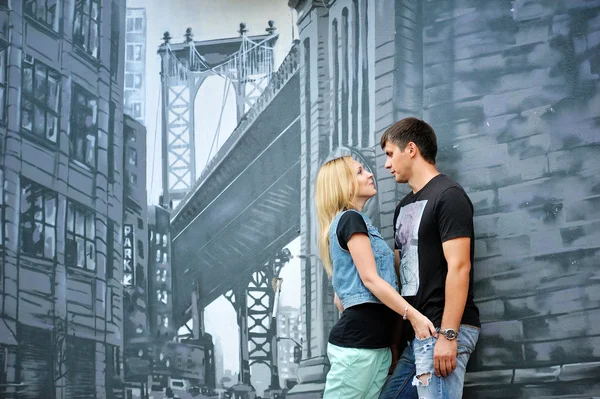 Casal amoroso em um passeio pelas ruas da cidade — Fotografia de Stock