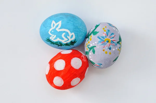 Huevos de Pascua de colores aislados sobre fondo blanco — Foto de Stock
