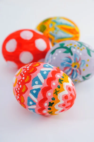 Χρωματιστά πασχαλινά αυγά απομονωμένα σε λευκό φόντο — Φωτογραφία Αρχείου