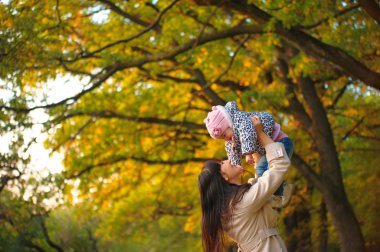 Anne bebek atar. Eflatun bloom, anne ve çocuk iletişimi, jo