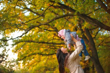 Anne bebek atar. Eflatun bloom, anne ve çocuk iletişimi, jo