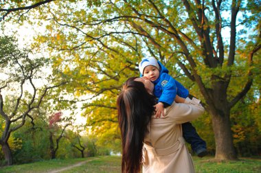 Anne bebek atar. Eflatun bloom, anne ve çocuk iletişimi, jo