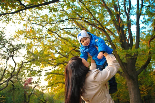 Mamá lanza al bebé. flor lila, comunicación madre e hijo, jo — Foto de Stock
