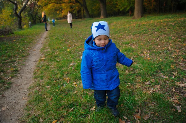 Dzieciak spaceru sam w parku — Zdjęcie stockowe