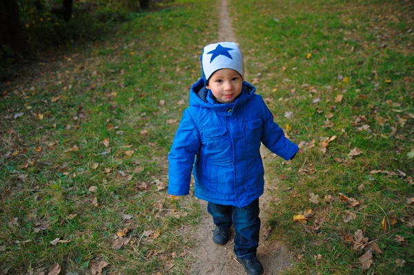 Dzieciak spaceru sam w parku — Zdjęcie stockowe