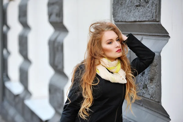 Vörös hajú modell pózol szabadban street tavasszal — Stock Fotó