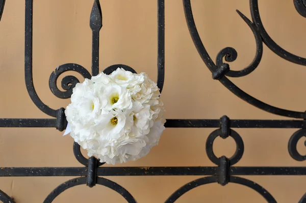 Bouquet da sposa bianco su cancello — Foto Stock