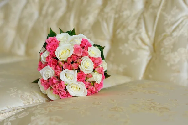 Wedding bouquet on sofa — Stock Photo, Image