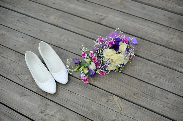 Hochzeitsstrauß auf dem Boden — Stockfoto