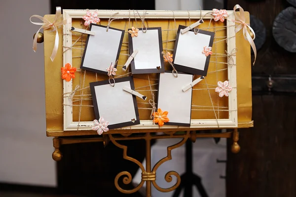 Ретро украшенные доски с пустыми карточками — стоковое фото
