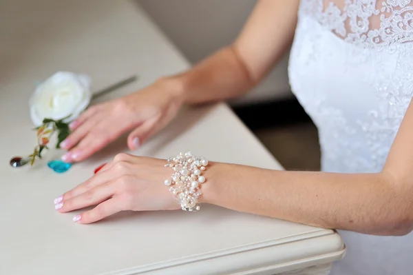 Руки невесты с браслетом — стоковое фото