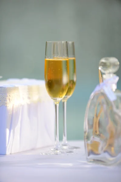 Два келихи з шампанським стоять на столі — стокове фото
