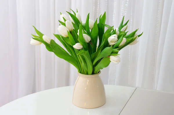 Tulipas brancas frescas em vaso na mesa — Fotografia de Stock