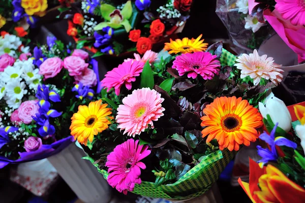 Ζωηρόχρωμα λουλούδια για την πώληση στην αγορά των λουλουδιών — Φωτογραφία Αρχείου