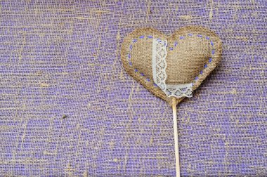 Kalp ve keten bir arka plan üzerinde metin için yer tebrik kartı