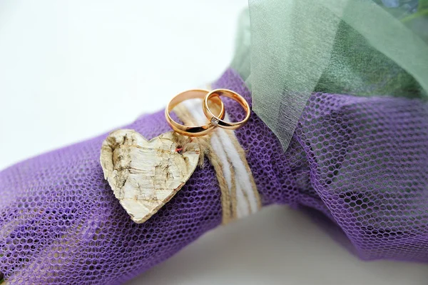 Anillos de boda con corazón —  Fotos de Stock