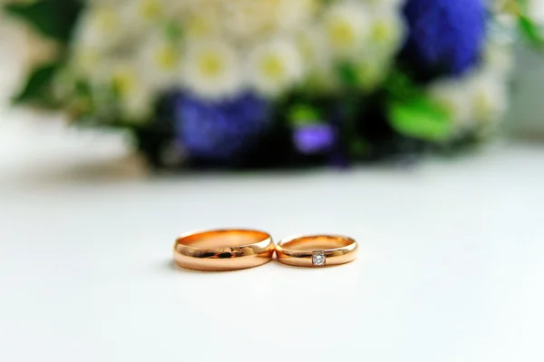 Wedding rings with flowers on background — Stock Photo, Image