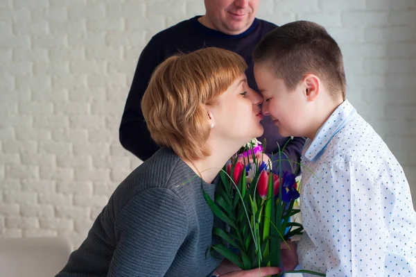 Băiețelul îi dă flori mamei sale în ziua mamei — Fotografie, imagine de stoc