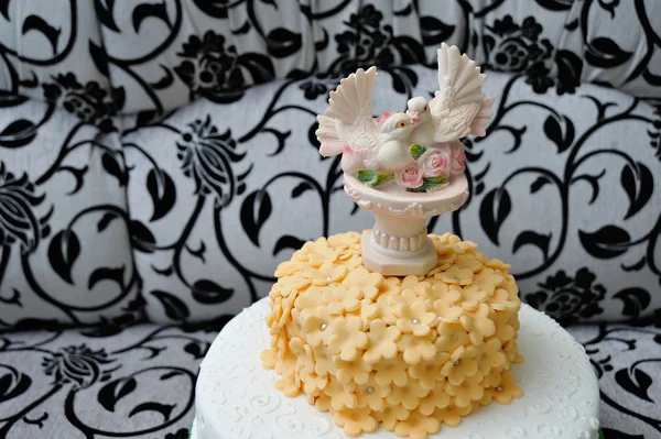 Wedding cake with doves on top — Stock Photo, Image