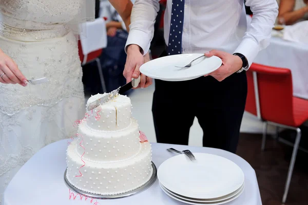 Brud och brudgum på bröllopsmottagning Skär bröllopstårtan — Stockfoto