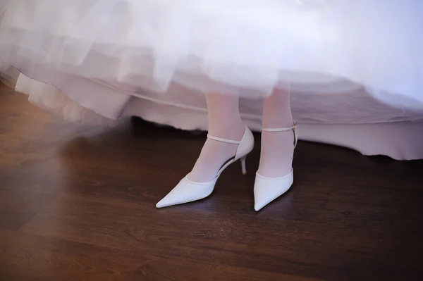 Sposa vestirsi scarpe — Foto Stock