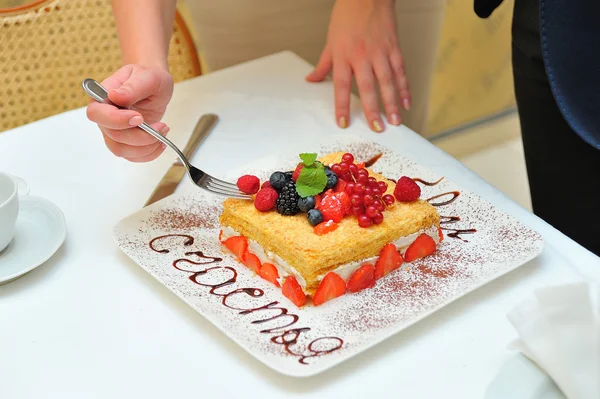 접시 위에 놓인 케이크 — 스톡 사진
