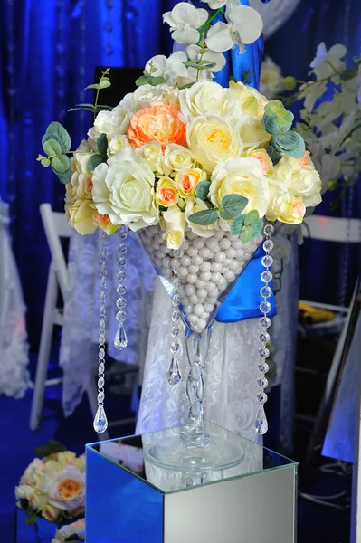 Свадебное оформление с цветами — стоковое фото