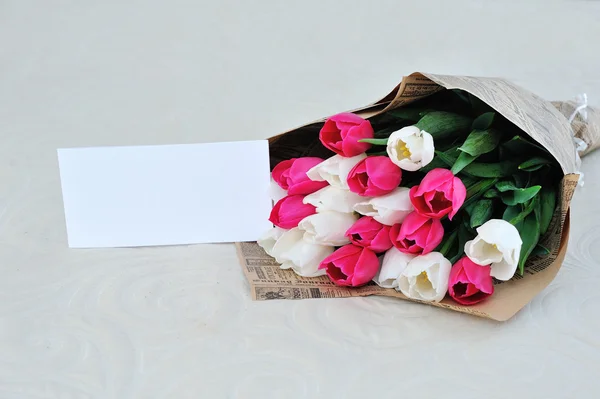 Fresh tulips bouquet and blank card for copy space — Stock Photo, Image