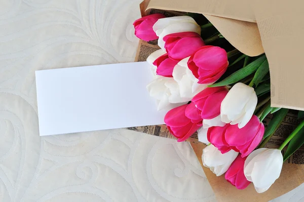 Fresh tulips bouquet and blank card for copy space — Stock Photo, Image