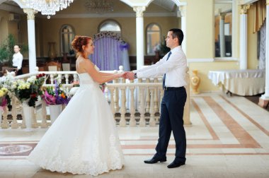 Güzel gelin ve damat onların düğün kutlama dans