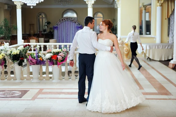 Charming bride and groom dancing on their wedding celebration in — Stock Photo, Image