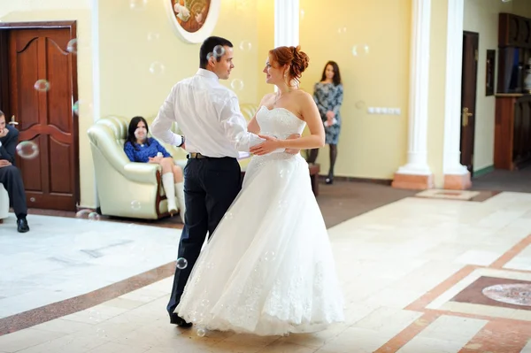 Just married couple dancing in front of their unrecognizable fri — Stock Photo, Image