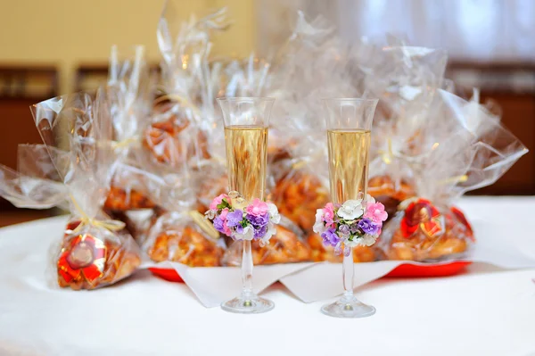 Dois copos com champanhe em pé sobre a mesa — Fotografia de Stock