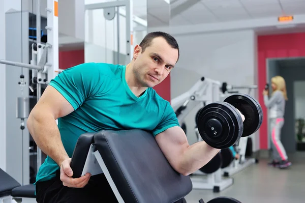 Oefeningen voor de biceps met halters — Stockfoto