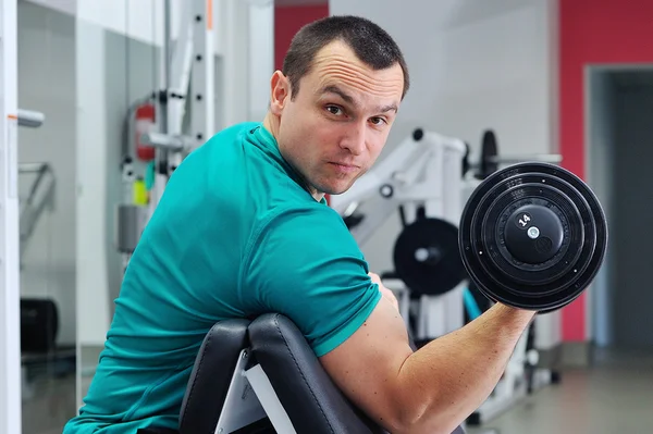 Oefeningen voor de biceps met halters — Stockfoto