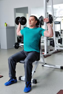 adam bir fitness kulübünde halter kaldırma