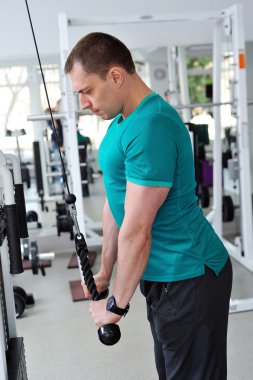 Adam triceps için egzersiz yapıyor