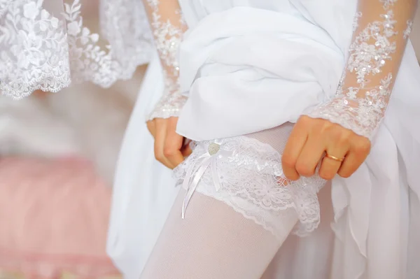 Garter on the leg of the bride — Stock Photo, Image