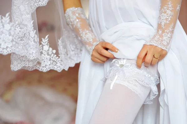 Garter on the leg of the bride — 图库照片