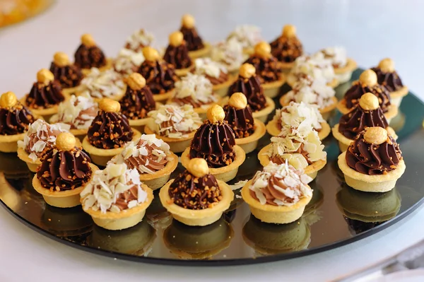 Cupcakes em placa no banquete — Fotografia de Stock