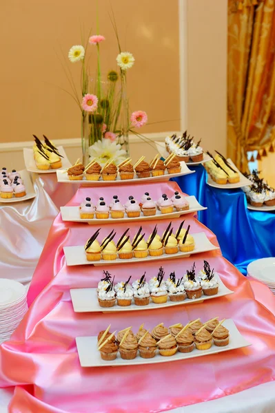 연회에 접시 컵 케이크 — 스톡 사진