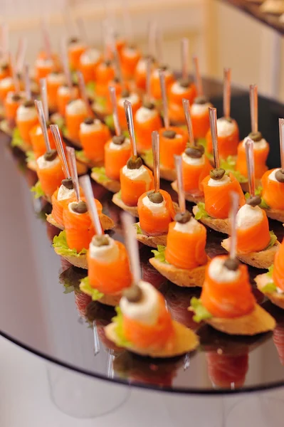 Canapés de pescado en el plato — Foto de Stock