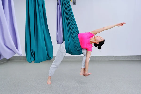 Jovem mulher realizando exercício de ioga antigravidade — Fotografia de Stock