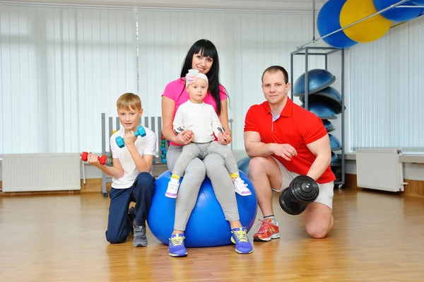 O familie fericită în clubul de fitness. Familie sportivă fericită — Fotografie, imagine de stoc